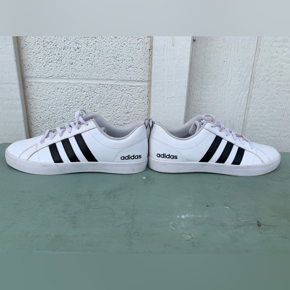 Adidas Sneakers- Black stripes - Picture 2 of 9